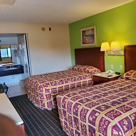 Rodeway Inn Forest City Bagian luar foto