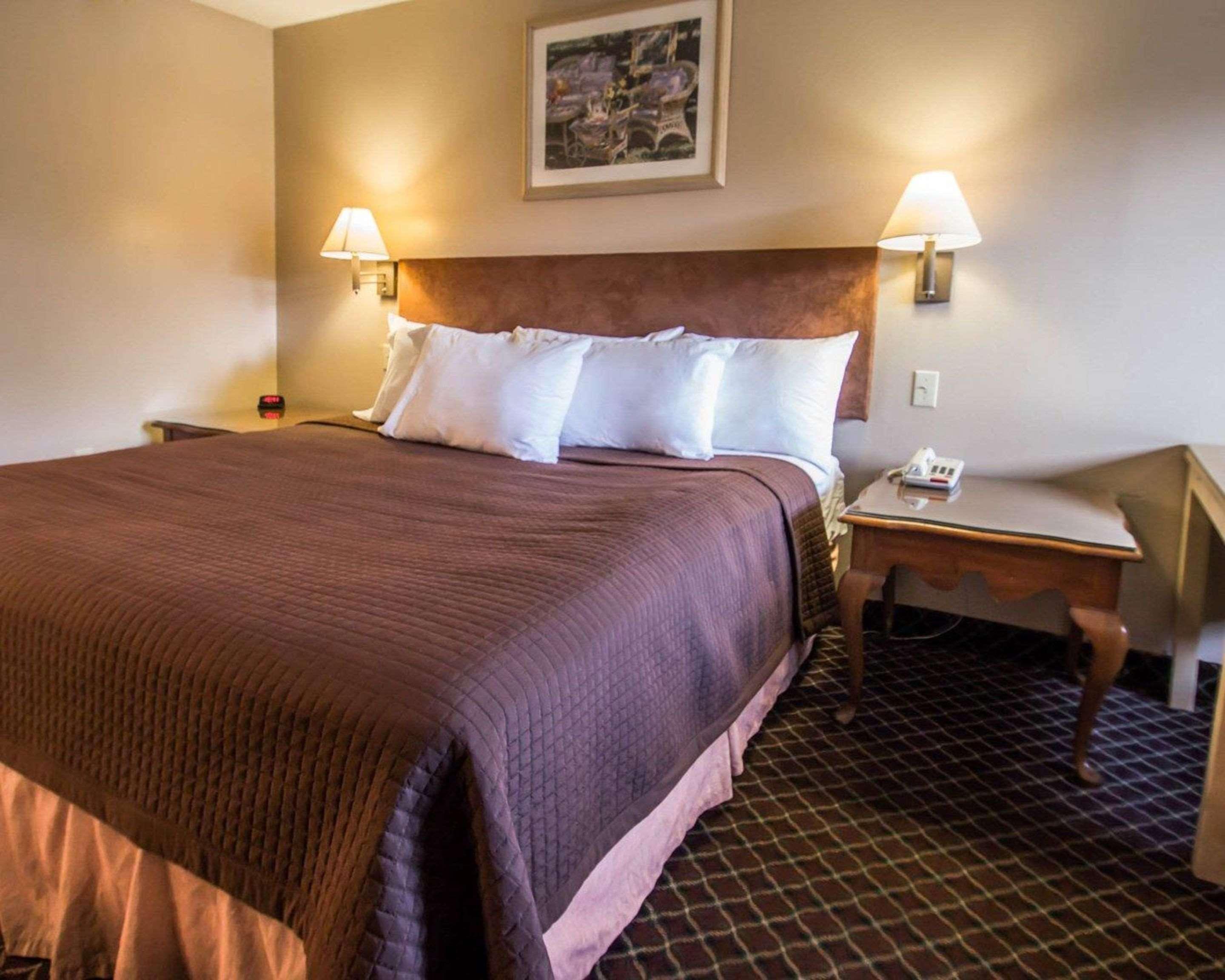 Rodeway Inn Forest City Bagian luar foto