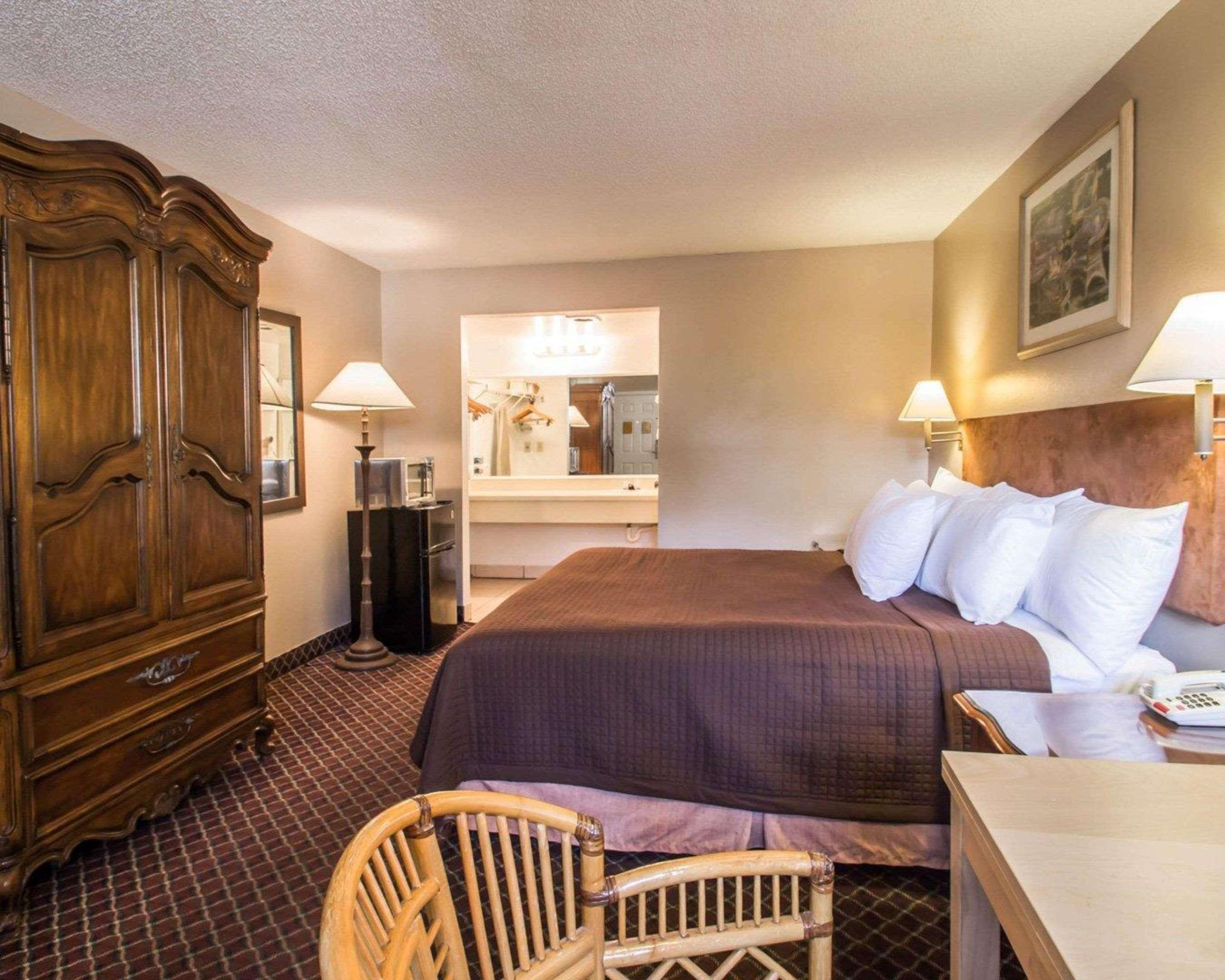 Rodeway Inn Forest City Bagian luar foto