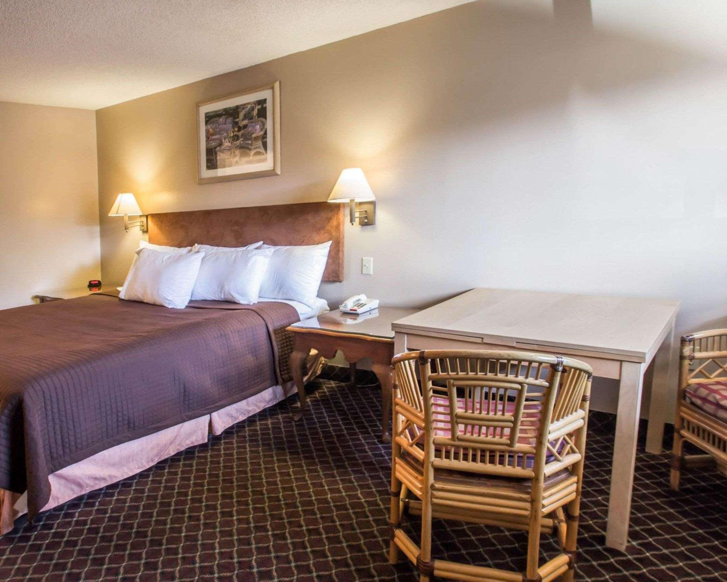 Rodeway Inn Forest City Bagian luar foto