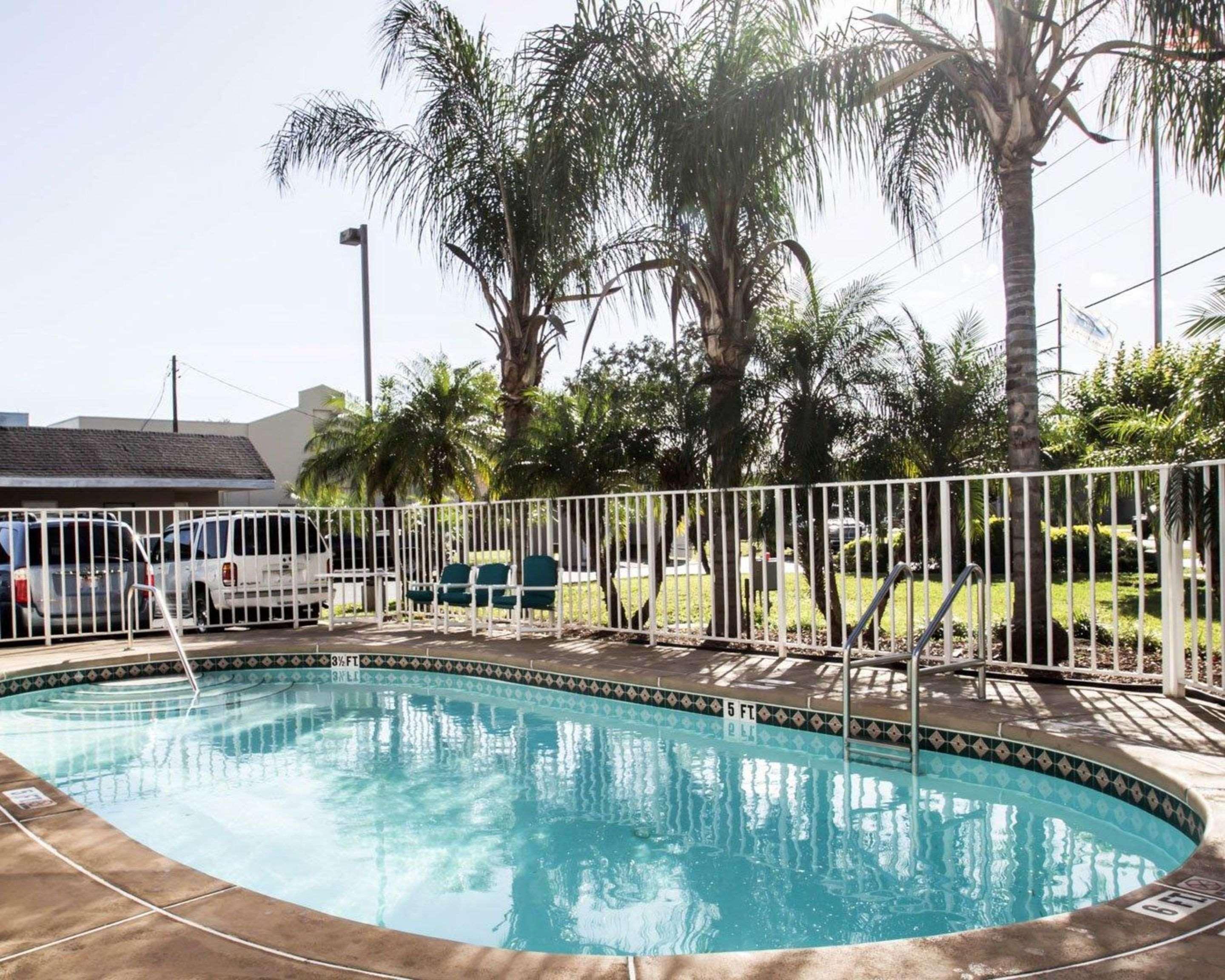 Rodeway Inn Forest City Bagian luar foto