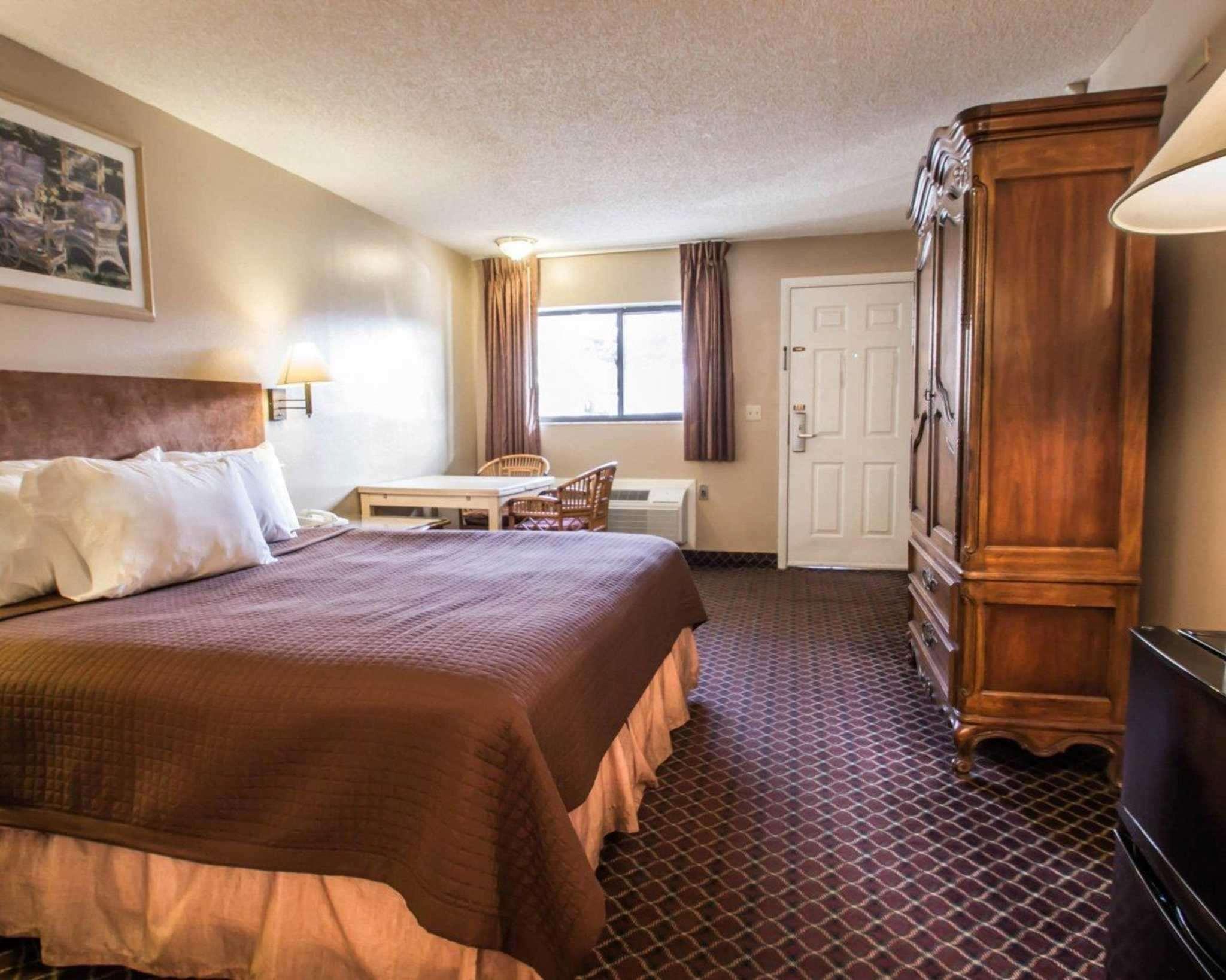 Rodeway Inn Forest City Bagian luar foto