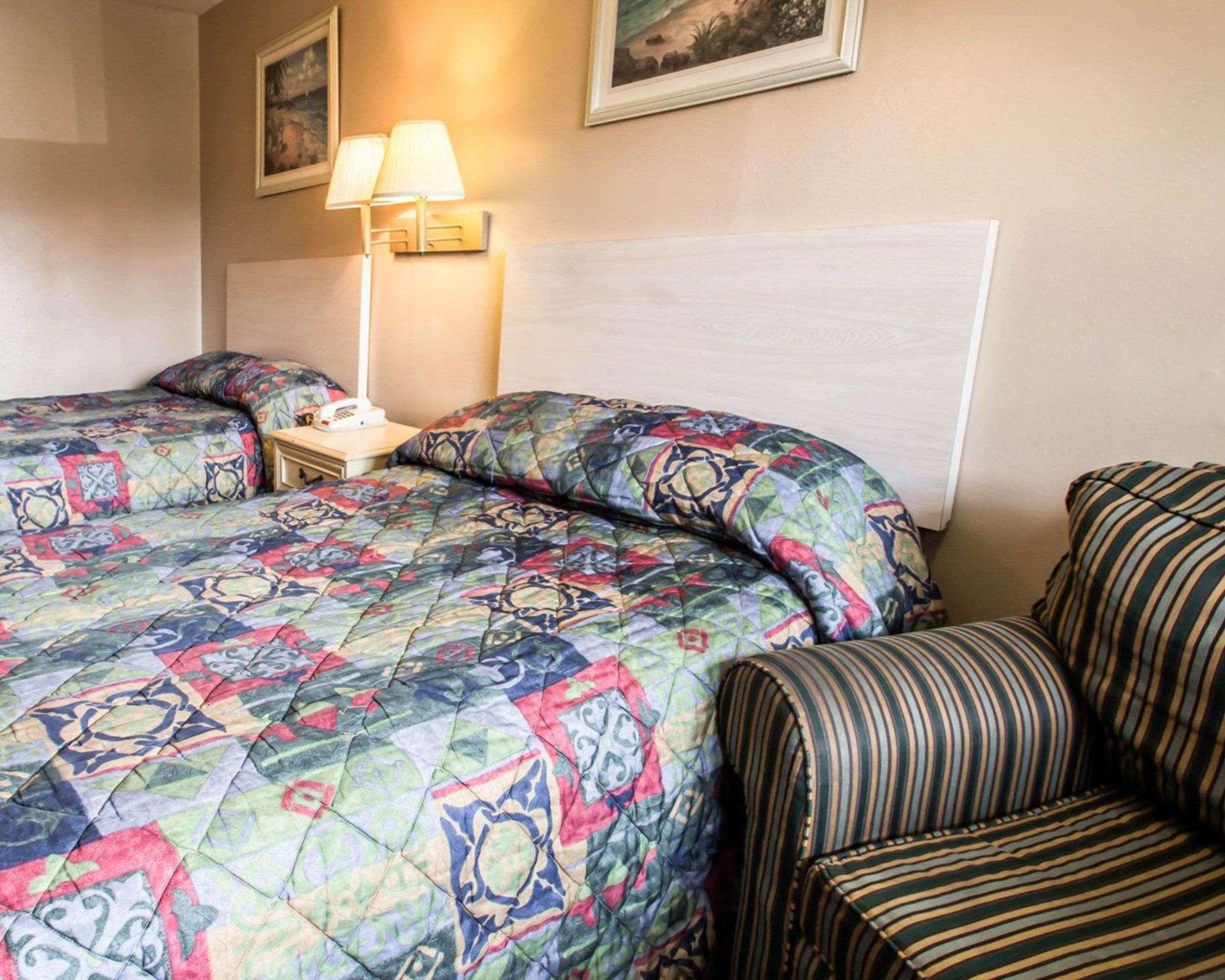 Rodeway Inn Forest City Bagian luar foto