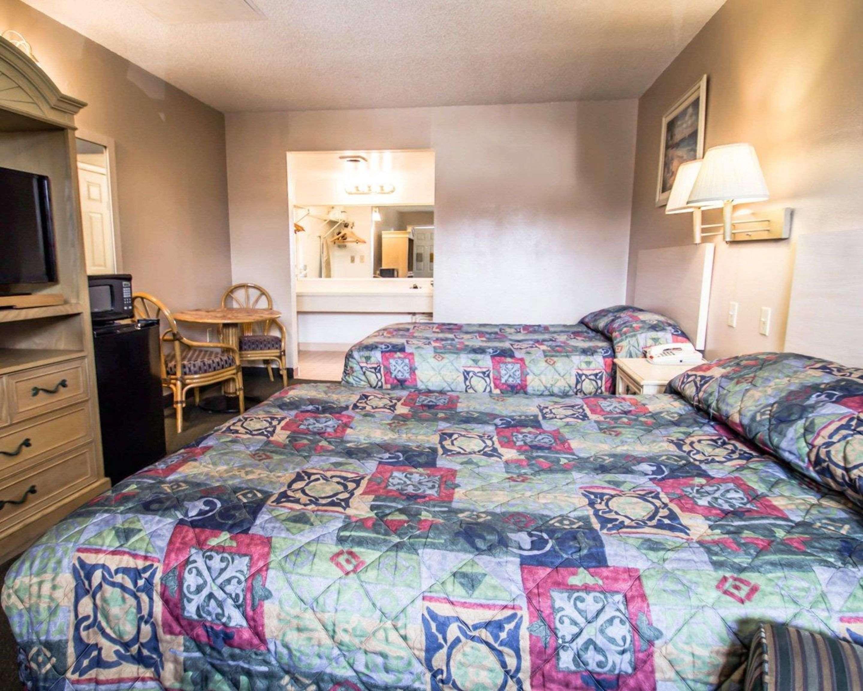 Rodeway Inn Forest City Bagian luar foto