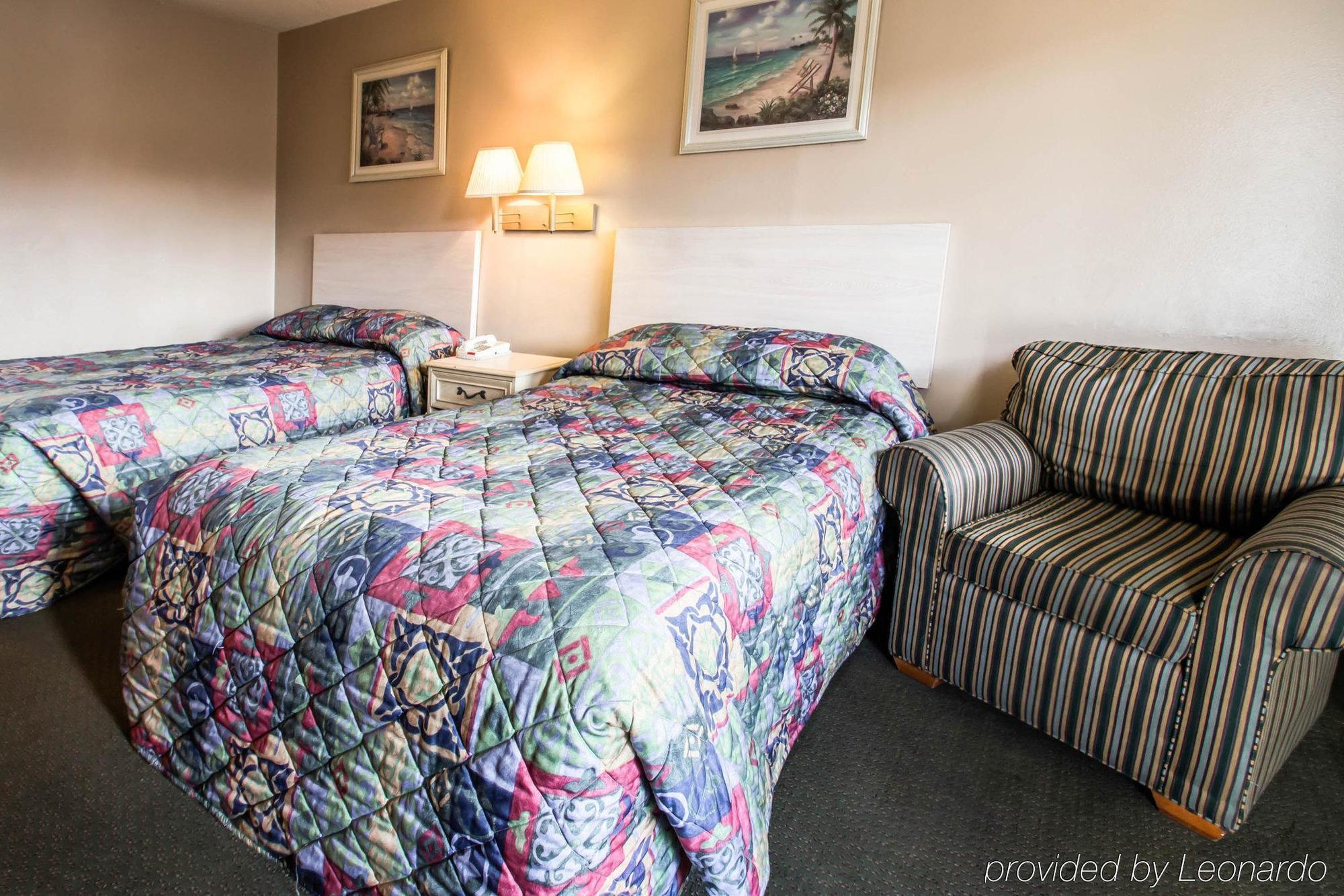 Rodeway Inn Forest City Bagian luar foto
