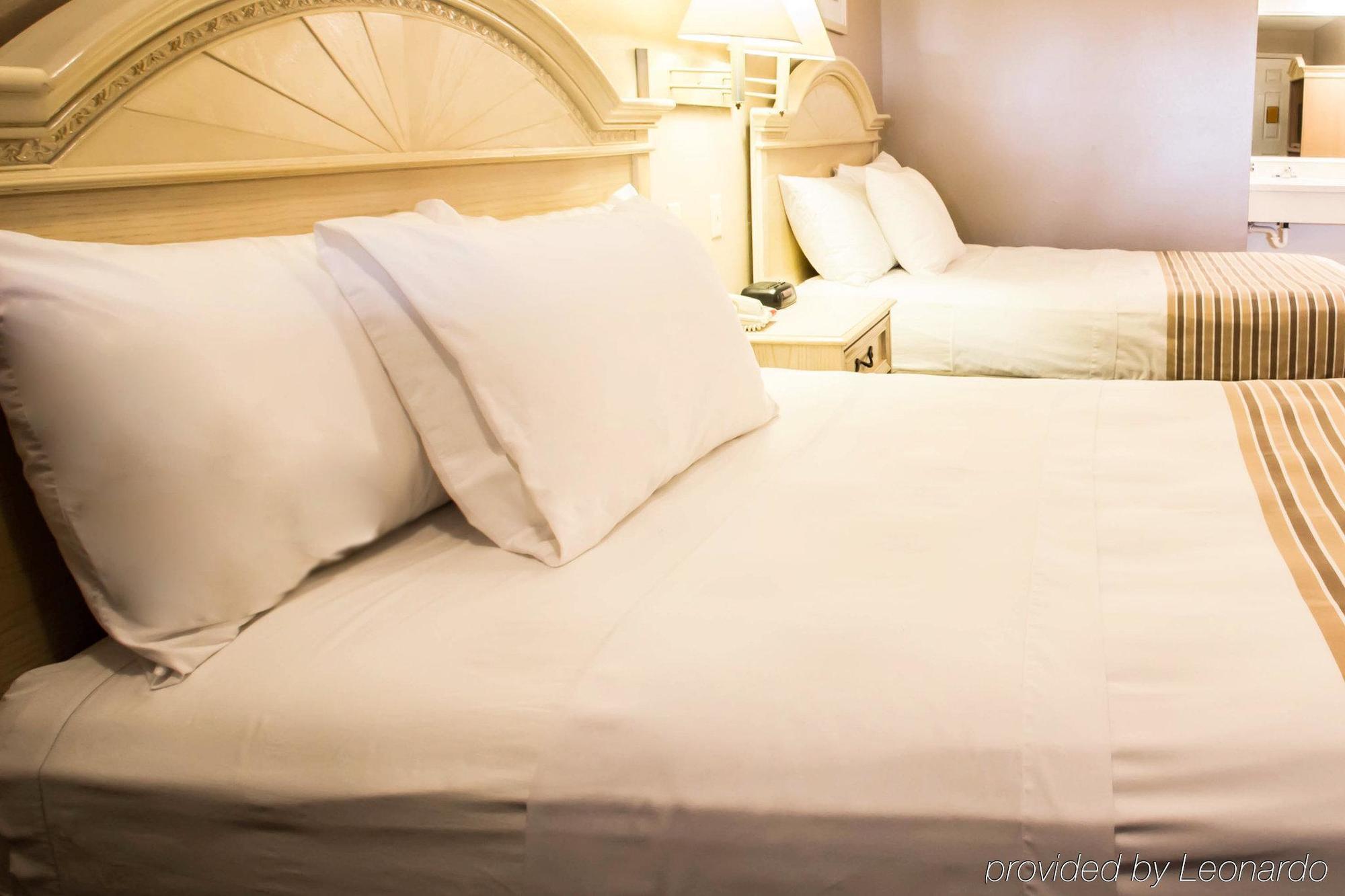 Rodeway Inn Forest City Bagian luar foto