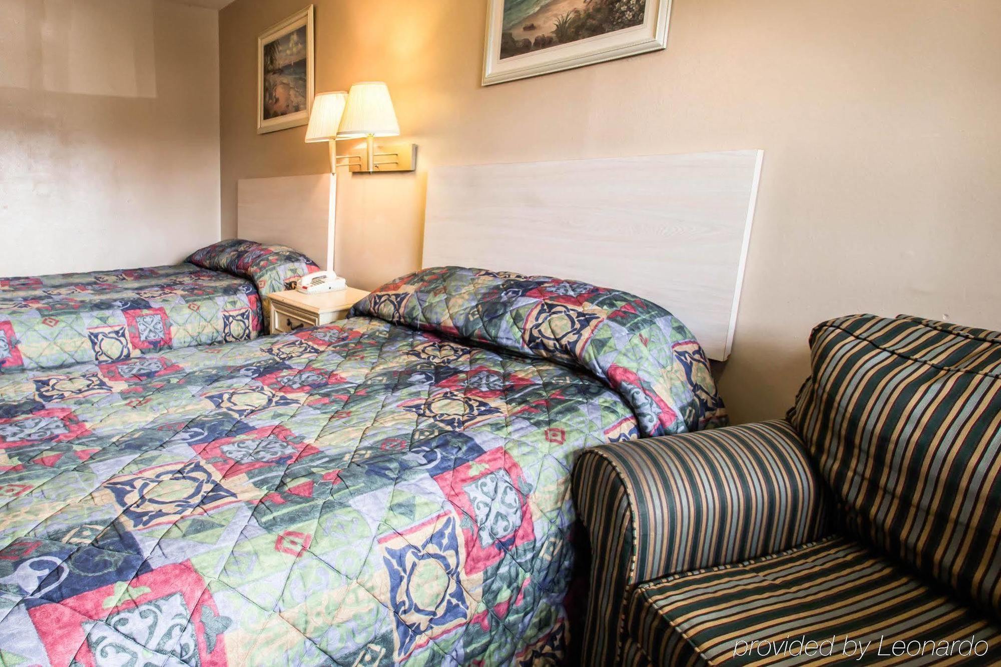 Rodeway Inn Forest City Bagian luar foto