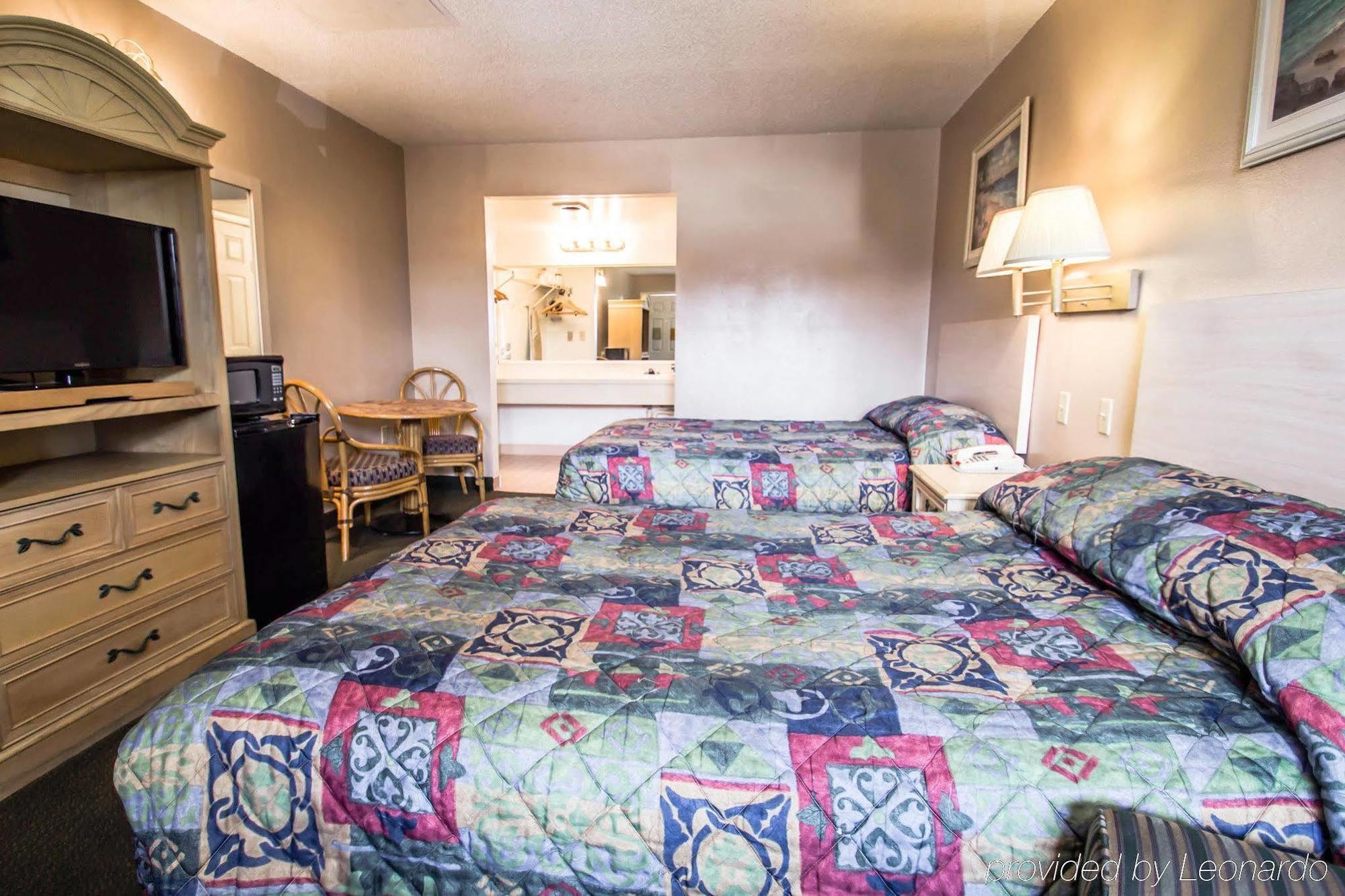 Rodeway Inn Forest City Bagian luar foto
