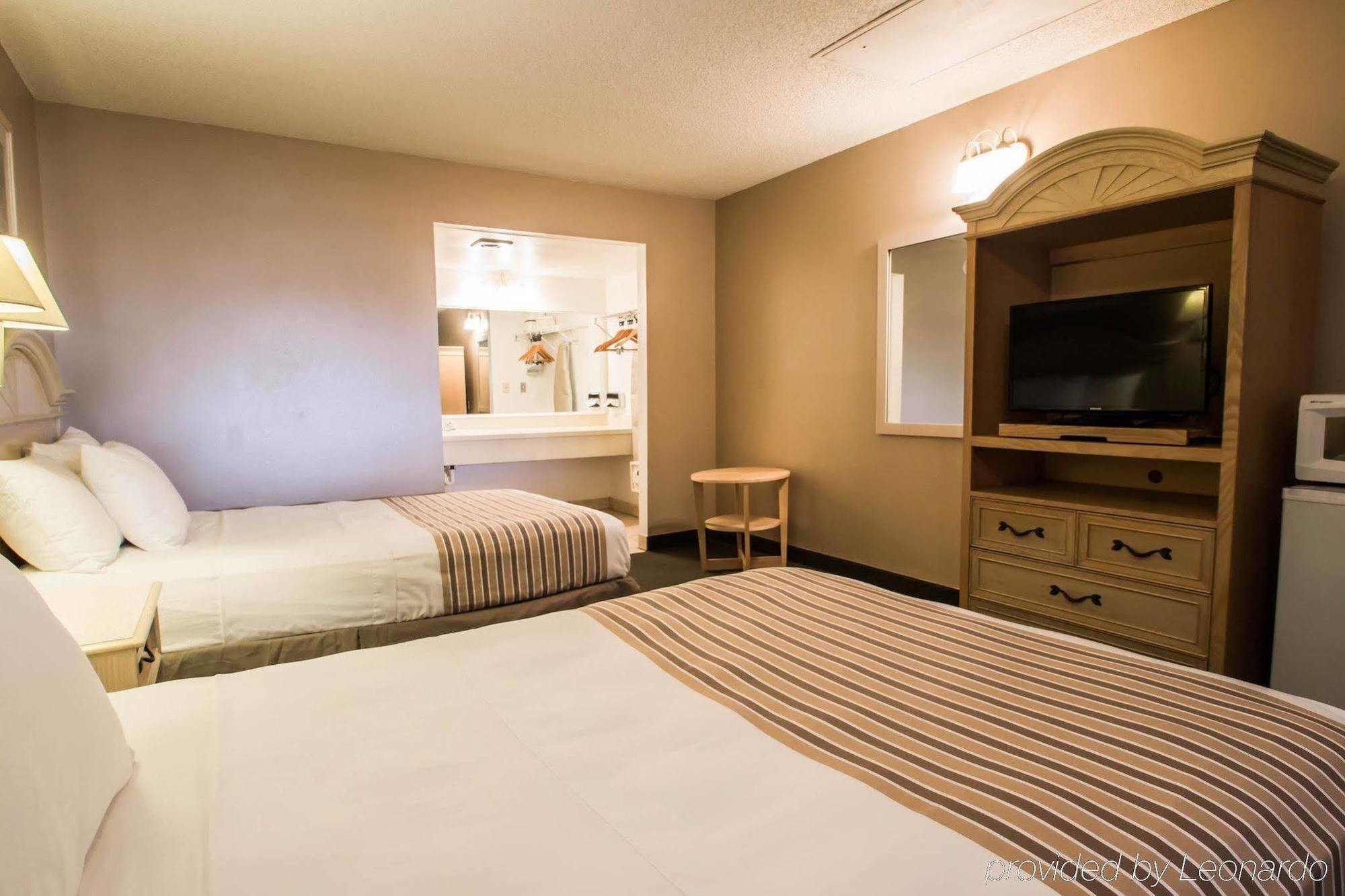 Rodeway Inn Forest City Bagian luar foto